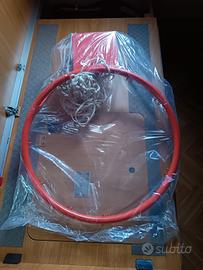 canestro e palla da basket 