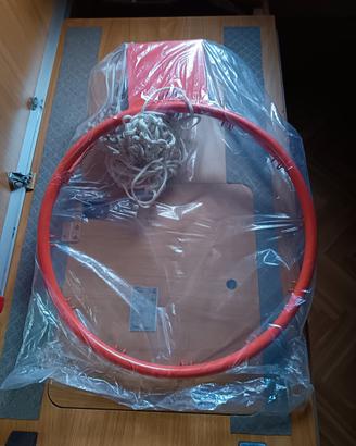 canestro e palla da basket 