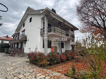 Elegante villa trifamiliare immersa nel verde e ne