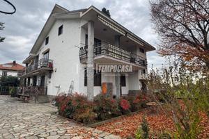 Elegante villa trifamiliare immersa nel verde e ne