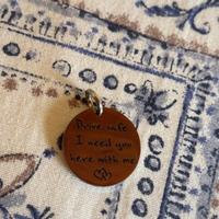 Ciondolo con scritta “drive safe”