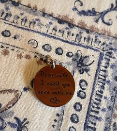 Ciondolo con scritta “drive safe”