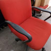 poltroncina rossa con 5 rotelle e braccipli