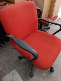 poltroncina rossa con 5 rotelle e braccipli