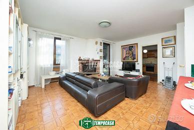 AMPIO APPARTAMENTO 4 LOCALI DOPPI SERVIZI CON BOX