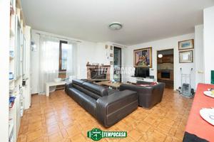 AMPIO APPARTAMENTO 4 LOCALI DOPPI SERVIZI CON BOX