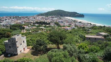Villa panoramica semicentrale con giardino
