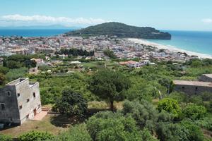 Villa panoramica semicentrale con giardino