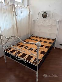 letto matrimoniale in ferro battuto.