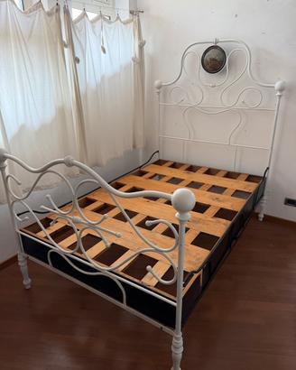 letto matrimoniale in ferro battuto.