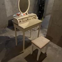 mobile trucco elegante con specchio