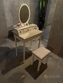 mobile trucco elegante con specchio