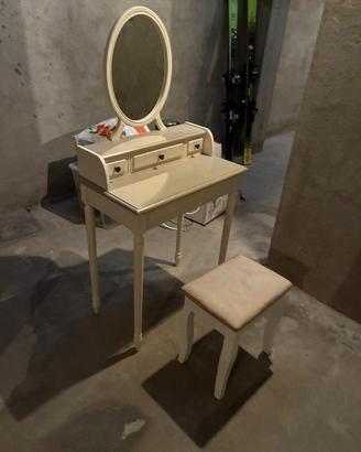 mobile trucco elegante con specchio