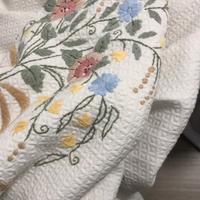 Copriletto ricamato a mano