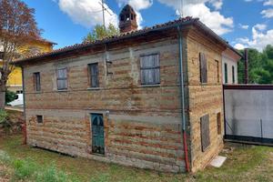 MOMBAROCCIO . CASA INDIPENDENTE 2 livelli + giardi