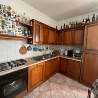 Cucina in legno con elettrodomestici
