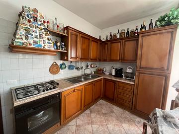 Cucina in legno con elettrodomestici
