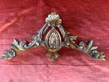 Fregio intagliato in legno di noce