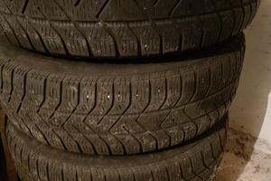 4 gomme invernali 165/70 R14 montate su cerchi