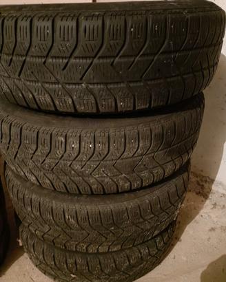 4 gomme invernali 165/70 R14 montate su cerchi