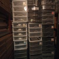 Set di circa 50 raccoglitori/contenitori plastica