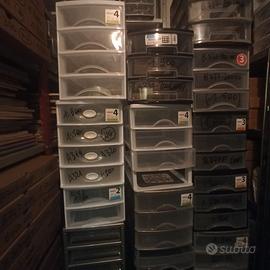 Set di circa 50 raccoglitori/contenitori plastica