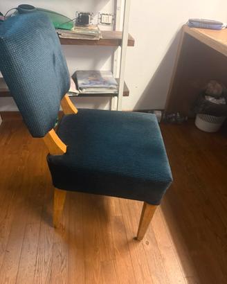 Sedia in velluto blu fatta personalmente artigiano