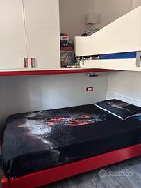 Camera bianca con profili rossi con due letti