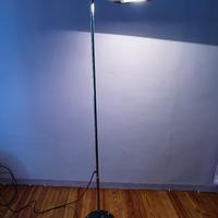 Lampada da terra “Mezzaluna” di Bruno Gecchelin