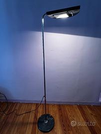 Lampada da terra “Mezzaluna” di Bruno Gecchelin