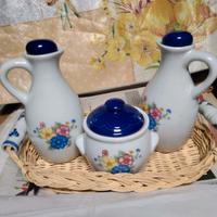 Cestino con olio e aceto e ciotola 