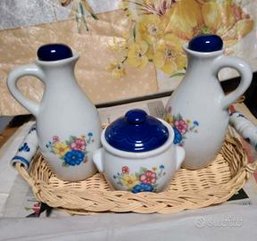 Cestino con olio e aceto e ciotola 