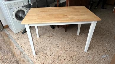 Tavolo moderno con finitura a doghe a Sciacca