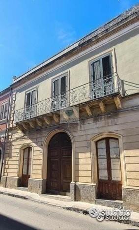 Palazzo storico con cortile Fiumefreddo di Sicilia