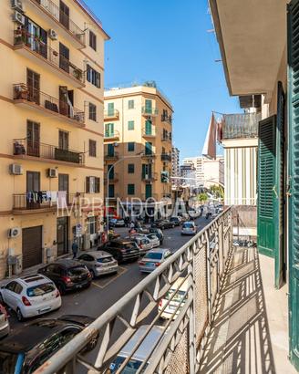 5 vani 158 mq con 4 balconi in Via Lancia di Brolo