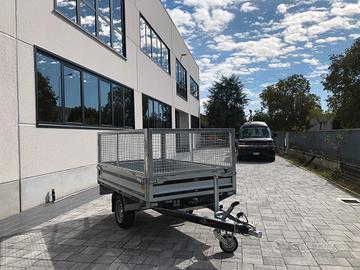 Rimorchio con sovrasponde grigliate