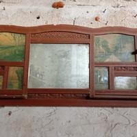 Vecchia specchiera in legno e mensole