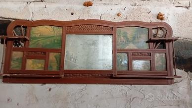 Vecchia specchiera in legno e mensole