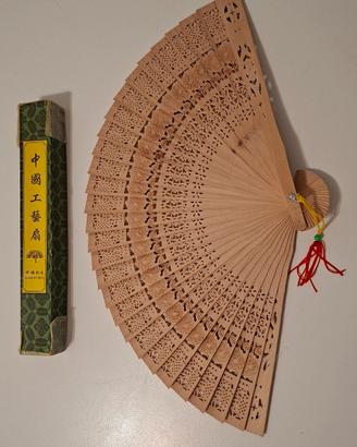 Ventaglio intagliato in legno di sandalo. Anni 80