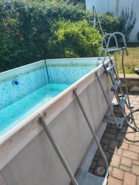 Piscina e scaletta