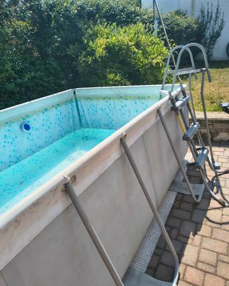 Piscina e scaletta