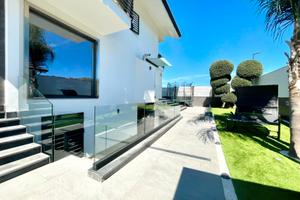 Recente costruzione con giardino a quarto