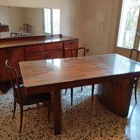 sala con tavolo e 6 sedie
