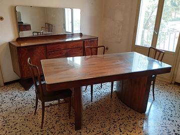 sala con tavolo e 6 sedie