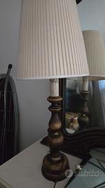 lampada antica in legno e paralume in tessuto