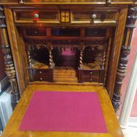 Antico Secretaire con eleganti intarsi e intagli