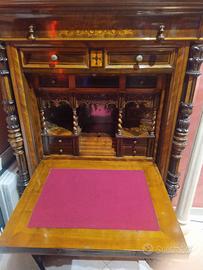 Antico Secretaire con eleganti intarsi e intagli