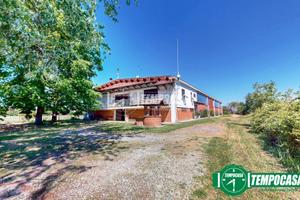 VILLA CON CAPANNONE! TUTTO IMMERSO NEL VERDE!