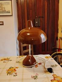Lampada da tavolo orientabile