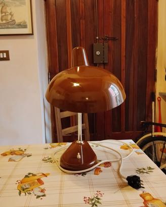 Lampada da tavolo orientabile